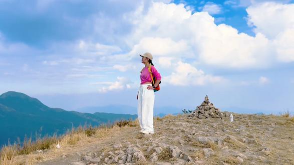 #趣玩标签激励计划 我大概是有病、才想一个人去山顶自愈自己、有没有人跟我一样带病去爬山的、享受站在顶峰的感觉可是我又不敢一个人去爬、所以我就加入陌生人的活动、让他们带我爬、到山顶了就说我自己来的、#晒出你拍的山顶的风景 #和风一起捕捉山顶的风景 #登上山顶看美景不一样的感觉