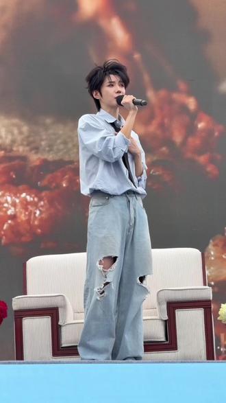 你怎么知道普普回答我了,是的没错好好吃饭郝熠然是我喊的✌🏻
是又被感动的小哭包一枚,要照顾好自己呀郝熠然❣️
