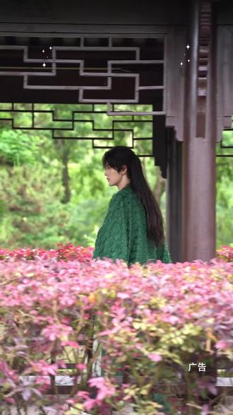 5月29日,相约铜仁江口,梵净抹茶小镇盛大开街,玩法丰富精彩纷呈。趣味NPC巡游轮番上演,刺激低空飞行震撼亮相,唯美白日焰火浪漫满分。穿梭宋代风情古集,尽享休闲时光,解锁江口独具特色的文旅新体验。#梵净抹茶小镇 #江口梵净抹茶小镇开街 #梵净抹茶小镇 #抹茶 #铜仁旅游攻略