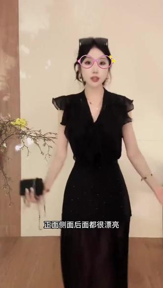 2026夏季法式v领黑色小飞袖衬衫上衣+设计感显瘦半身裙两件 #新款连衣裙 #夏季女装 #风格穿搭 #职场穿搭 v领小飞袖显瘦半身裙
