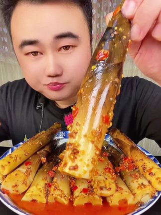 破价手剥笋,一包一斤,抹上辣椒酱,酸辣爽口,解馋解腻,下饭菜 追剧小零食,一家人都爱吃,高山雷竹笋,香辣泡椒脆笋尖,美味多汁,凉拌炖肉涮火锅,快来一起尝尝鲜,老少皆宜都爱吃#手剥笋清脆爽口 #超划算超便宜 #宝藏美食大搜索 #山农美食 #妈呀太香了