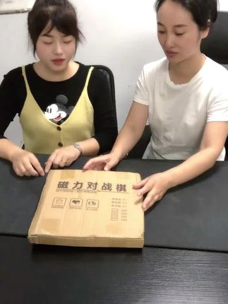 这就是近期很火的磁力对战棋,每人十颗棋子,每人每次往对战盘里放入一颗棋子,谁先放完手里的棋子就算谁赢。玩的过程要有足够的耐心和观察力,因为棋子很容易吸到一起,被吸到的棋子就要拿回自己的手中,直到下完为止。小朋友在玩的过程中就锻炼了思维能力!