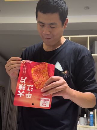 有像这样吃辣条的嘛?一包辣片他两口吃完😅#太好吃了