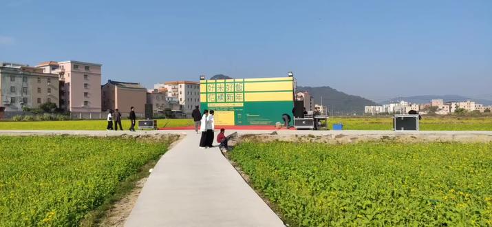 西胪镇波美油菜花海,花开如约,美极了 西胪镇波美社区油菜花海的花已经开了,大家快来欣赏,金澄澄一片,好美呀!好米好饭,花样年华。活动已经开展,有英歌舞,丝苗米非鱼农特产品美味小吃。地址:西胪高速路口出入口对面约150米处