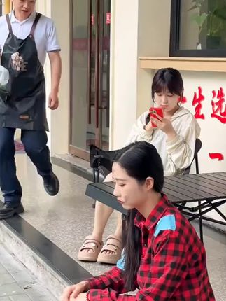 面馆老板的一个善举,照亮了兄妹的一生,也改变了自己#剧情 #情感 #正能量#感动瞬间 #黑芝麻
