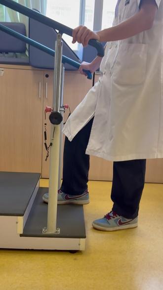 每天10分钟,台阶练出好膝盖 !利用台阶进行下肢康复训练,增强膝盖稳定性和腿部力量。跟我一起练!
#爱达康康复医院 #中风康复 #下肢康复训练 #膝关节稳定