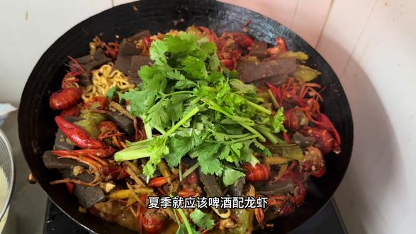 麻辣啤酒小龙虾 ##中心 #创作灵感 #麻辣小龙虾烹饪 #日常vlog #分享日常生活
久违了,欢迎快收看深漂打工人五一宅家做饭的日常 Vlog,又是美好的一天,小龙虾大餐真的绝了,好吃,好难洗,下次还要做😁😁😁
