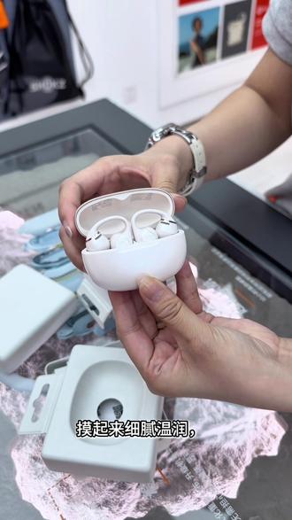 韶音OpenDots 2新品开箱来啦!轻奢质感颜值拉满,耳夹佩戴无束缚不压耳。搭载BassSphere 2.0低频技术,杜比音效加持,音质超惊艳。轻巧稳固续航能打,日常通勤运动戴都超合适!
#shokz韶音鞍山万象汇店 #新品上新 #耳夹式耳机 #韶音耳机 #耳机