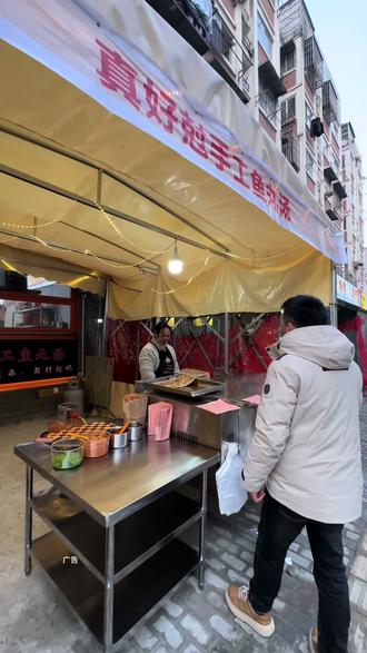 这家的鱼丸汤也太鲜了吧 烧饼又大又好吃#鱼丸汤#好吃不贵经济实惠 #蚌埠美食#纯手工鱼丸汤 #现打烧饼