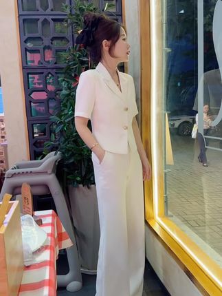 女人不需要很漂亮,有点气质就好 #夏天穿搭 #套装穿搭 #职场穿搭 #女人味穿搭 #高级感穿搭