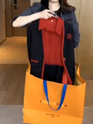 #气质穿搭 #穿出自信穿出美丽 #美出高级感#显瘦穿搭 #每日穿搭@DOU+小助手谁穿谁好看