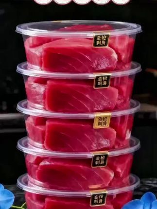 一口沦陷!金枪鱼无骨刺身,鲜到骨子里 严选深海优质金枪鱼,手工剔除所有细骨,只留鲜嫩紧实的鱼肉,每一口都吃得放心。 鱼肉色泽鲜亮如红宝石,纹理清晰可见。入口先是淡淡海盐香,紧接着是金枪鱼的鲜甜在舌尖化开,肉质细腻弹润,毫无腥味。 无需复杂调味,蘸少许芥末酱油,便能尝到深海本味。不管是当刺身拼盘主角,还是做寿司、沙拉,都能瞬间提升餐食格调,刺身控别错过! #金枪鱼刺身 #无骨海鲜 #深海美味