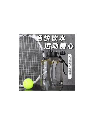 水杯 终于找到我的梦中情杯了,夏天用它真的太合适了!它是这种超大容量的,满足我一天的喝水量,而且还是这种带刻度的,每天喝多少水一目了然。耐高温的材质,想装啥就装啥,密封性也很好,怎么摇晃都不会漏水。自带提手的设计,上班上学带着就很方便。#水杯#水杯大容量 #好物推荐#木森大舞台 #木森
