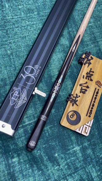 LP新款尊者S 原价4280 整杆9.5新 几乎无磕碰 握把位置两处裂纹已修复 机雕剑纹正四剑 镶嵌完整 颜值爆表 梦皮头加持 原厂铝合金杆盒加长把配件齐全 编号可查 打感通透好上手 支持当天试打 支持主流球杆置换或者回收 💰2600#台球是一种生活 #台球教学 #台球 #台球器材 #台球技巧