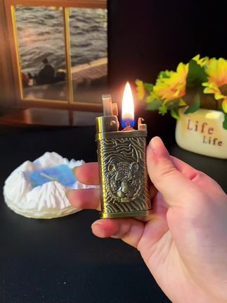 自动弹射煤油打火机,一键点火打火机#煤油打火机 #花样火机 #颜值高 #打火机又火了