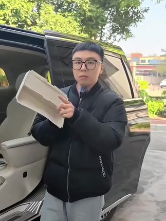 双层设计,原车颜色,收纳整洁有序#岚图梦想家中控下储物盒#岚图梦想家中控储物盒#岚图梦想家中控下层储物盒#岚图梦想家防护配件