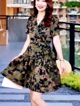 V领绿色印花连衣裙夏2025新款气质减龄女神范时尚绑带显瘦中长裙#时尚连衣裙 #新款连衣裙 #连衣裙穿搭 #连衣裙分享 #好物推荐🔥