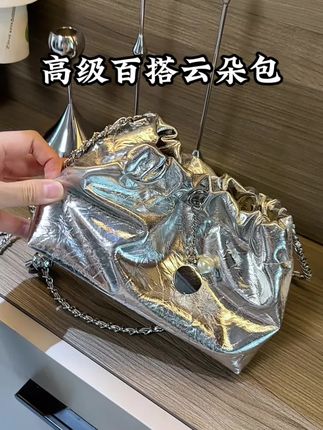 这个云朵包包太显高级了 质感很好皮质很柔软 看着不大挺能装的 单肩斜挎都可以 出门很实用很百搭!#云朵包包 #包包推荐 #夏季包包推荐 #包包控 #便宜又好用
