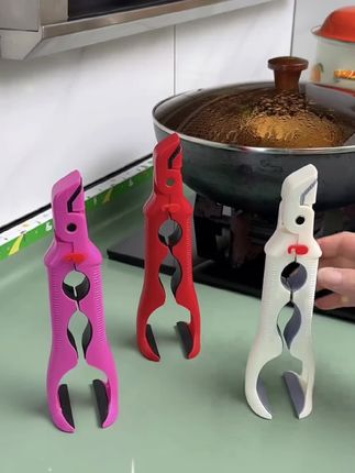 自从有了这个三合一防烫夹,再也不怕烫手了!它是这种加厚的耐高温硅胶材质,不管是热菜还是滚烫的开水,都能轻松夹起,而且它还能一物多用,像这种盘子、碗都可以夹,就连电饭锅这种重物也能轻松拿起来,平时做家务的时候也能用到它,真的太方便了。#厨房好物 #防烫夹 #防烫神器 #好物推荐🔥