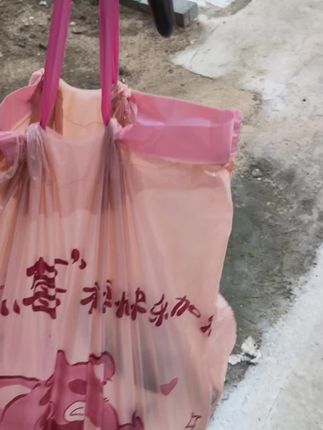 谁还没用过这款抽绳垃圾袋的。外观可爱 自动收口,防漏又方便,厨房、客厅都离不开它!🛍️💖 #家居好物 #垃圾分类 #草莓熊垃圾袋 #好物推荐🔥 #记录生活
