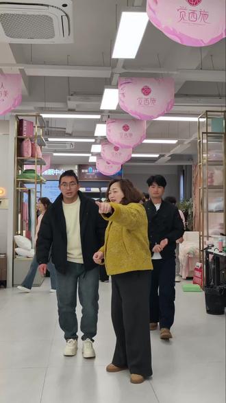 非常高兴,终于见到觉西施杨奶奶了,也非常感谢大家一直以来对胡龙哥的支持与爱戴,3月21号早上9:00让我们锁定龙哥直播间,为龙哥加油助威,您们永远都是我们最坚强的后盾#觉西施 @胡龙寻亲成功(21号早9点家纺专场) @胡龙大妹夫 @胡龙大妹