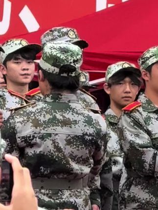 指挥太投入了,厉害#大学 #祖国花朵 #指挥#合唱