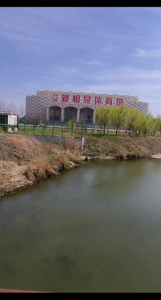 2026年“亲相见杯”全国少儿乒乓球锦标赛女子预赛第一站,在威海南海新区国家乒协青少年乒乓球训练基地开赛。赛场上,9 岁至11 岁的小将们同台竞技,身姿矫健、生龙活虎。
小小银球来回飞旋,选手们挥拍迅猛、攻防有序,每一球都全力以赴。面对比分起伏,大家毫不退缩,专注拼搏、奋勇争先,展现出昂扬向上的竞技精神。
看着孩子们在球台前挥洒汗水、顽强比拼,让人深受触动。这不仅是一场乒乓球赛事,更是少年们热爱与坚持的展现,青春活力在赛场尽情绽放。