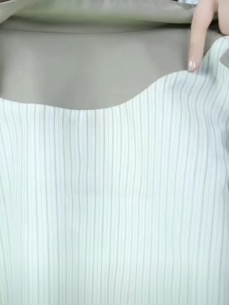 这件欧货英伦风立领夹克外套真的太好看了!2025年新款宽松休闲内里条纹短款风衣上衣,不管是搭配牛仔裤还是半身裙都超好看,喜欢这种风格的姐妹千万不要错过!