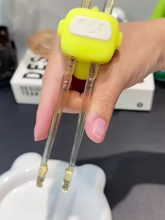 宝宝两岁还不会用筷子的,可以试试这款#儿童训练筷 ppsu的材质,还能三档调节,筷头做了波浪防滑,宝宝特别好上手#ppsu训练筷#宝宝训练筷#儿童筷子