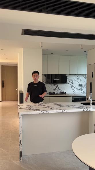 千江悦124㎡爆改现代极简,前后对比吓一跳 千江悦东汇B-5户型
124平精装房,业主嫌老气
我们爆改现代极简风
拆了阳台门,地面通铺
厨房改半开放加岛台
全屋定制黑白灰经典配色
不砸承重墙,不搞复杂
空间大一倍,颜值翻一番
实景落地,欢迎来鉴定
#海口千江悦东汇 #精装房改造 #现代简约 #爆改精装房#全案设计