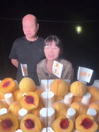 它就是来自炎陵的锦绣黄桃,一口下去满口爆汁,真的巨好吃!而且它的果肉非常厚实,吃起来脆甜可口,超级爽口,就像喝了鲜榨的果汁一样。#锦绣黄桃##锦绣黄桃#锦绣黄桃