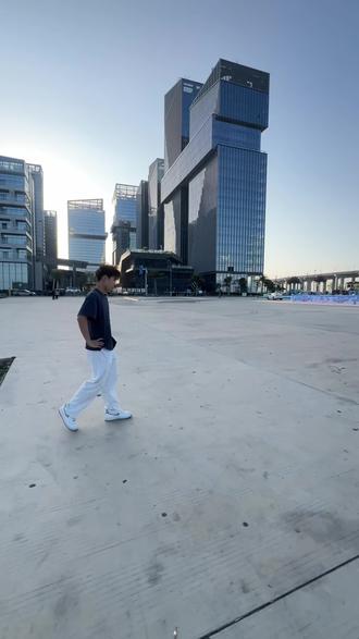 去到深中通道看日出日落想住酒店没得住?不可能的,这次我挖到了一家人均才几十块就能入住的酒店公寓了,房间都是各种各样的套房,一房一厅到四房一厅都有,满足了一家三口一家四口的出行需求,厨房冰箱洗衣机也配备齐全,真的就和自己家里没啥区别,房间也是这种大空间大面积的设计,床品非常的好,关键酒店去到深中通道日出日落打卡点也才几分钟的车程,来深中通道玩在这里过渡一晚真的太香了,刷到的可以先囤,反正没去随时可以退
#深中通道住宿 #深中通道日出 #中山平价酒店公寓 #大湾区周边游 #家庭出游住宿
部分日期需加价,详情请看产品页