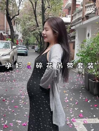 孕妈们,这条孕妇碎花裙好美啊~把 氛围感都表达出来了~充满仙气,让人一见钟情! 孕妈妈~孕期穿好看的小裙子心情真的会变好~#孕妇连衣裙夏#孕期穿搭#一个身体两个心跳 #谁穿谁好看 #怀孕衣服
