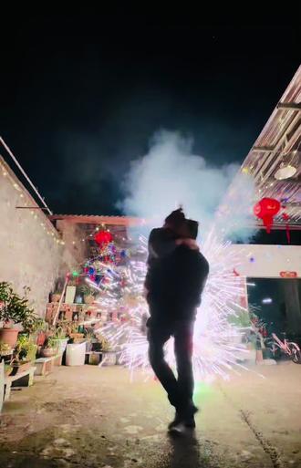 此刻 年年 都幸福!#夫妻 #烟花下的浪漫