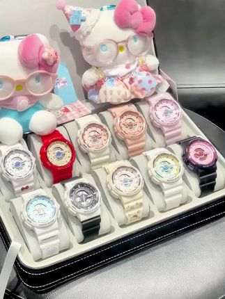 哇咔咔🥳一周三丽鸥手表不重样戴诶友友们~ 哇咔咔🥳一周三丽鸥手表不重样戴诶友友们~看我挖到的这一整盒三丽鸥可爱手表 凯蒂猫、玉桂狗、库洛米、帕恰狗都有 我买的这几款都是电子表 表盘上面有各自的IP电子头像,一闪一闪的敲可爱哒 个别的表带上面还有三丽鸥印花 吼喜欢呀 准备国庆戴出去玩噜~ #女孩子的宝藏手表  #手表推荐  #三丽鸥 #手表   #三丽鸥凯蒂猫