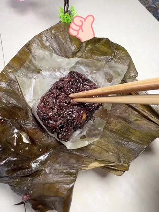 广式荷叶糯米鸡 懒人必囤!正宗广式荷叶糯米鸡,微波炉叮5分钟即食!糯米软糯拉丝,鸡肉鲜嫩多汁,当早餐夜宵都超赞