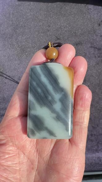 新疆若羌楼兰三色平安无事牌,三种颜色共存,直接佩戴还是上工雕刻老板们自行说了算。#玉石 #玉石魅力 #新疆和田玉