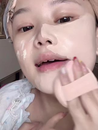 我真的太喜欢这个郭小妞的奶咖粉扑了,它是那种慕斯皮的,特别软特别弹,而且还不吃粉,不管是用来拍打粉底还是气垫都很好用,打出来的底妆很自然又服帖,还带一点水光感,就像你的皮肤本来就长这样似的。它的触感非常细腻柔软,就像云朵一样,让人爱不释手。#美妆 #爱了爱了 #日常生活 #分享 #护肤日记