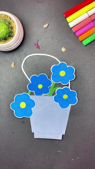 🌿 一分钟蓝雪花挂饰|把春天留在手心里 用废纸壳和彩纸,就能做出超治愈的蓝雪花挂饰💙
蓝得刚刚好,像夏日晴空,像深海微光
挂在窗边,风一吹,心情都跟着晃呀晃~
手残党也能轻松搞定!
亲子时光、独处午后,做一束不会凋谢的蓝雪花吧✨
"手工的意义,就是把平凡的日子,酿成诗。" #手工DIY #治愈系 #废物利用 #亲子手工 #春日限定