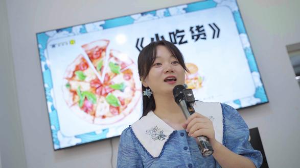 宝贝,“好吃的”表情都写脸上了 💓绘画类《小吃货》
感知食物的不同形状和造型;引导将情绪与食物进行融合,从而激发想象力;通过绘画对美食进行变装创想。#活的教育 #黄淋艺术 #创新美术