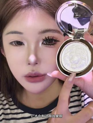 姐妹们快来看看这个狮子高光,这也太闪了吧!它是这种细腻的碎闪,不是大颗粒的,上脸很显气质又不会夸张。而且它的粉质也很细腻,是那种很有质感的高光,真的爱了爱了!#好看的眼妆怎么画 #高光提亮 #修容盘 #修容盘推荐