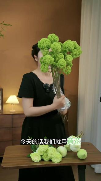 两分钟学会超美夏季国风荷花花束 夏意将至,一束绿荷,自带清冷国风氛围感,新手也能轻松包出高级感#花艺师日常 #荷花花束教程