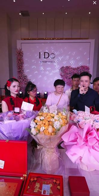 二婚夫妻🎎也是需要婚礼,因为婚礼只是形式,爱意才是本心。订婚从不是仪式的将就,是心里认定彼此,是给父母一份安心,是给往后余生一份保障。恭喜新人订婚喜乐,往后岁岁相伴❤️@花小磊&苏杨洁5月19·20号订婚仪式