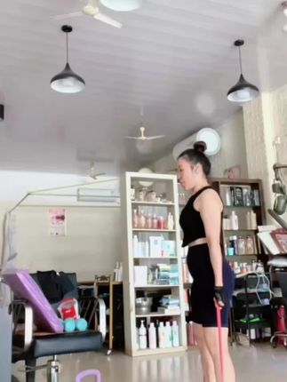 #居家健身训练 #日常锻炼 每当你汗流浃背的时候,心情就变好了