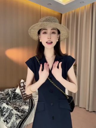 夏季贵气感穿搭大方得体轻奢高级感法式赫本风藏青色衬衫连衣裙#连衣裙 #时尚百搭 #休闲连衣裙 #时尚潮流 #夏季新款