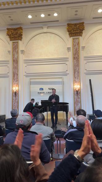 🎵突击提问!单簧管&双簧管你分得清吗? 🍵「音乐午茶100问」给你的“午茶时间”加点料!
🎶 3分钟走进木管乐器家族的单簧管!厅厅邀请了上海九棵树爱乐乐团单簧管首席尹昱龙 ,带大家3分钟了解单簧管,快戳视频观看吧!👉
✨ 「音乐午茶100问」
🎥 每期3分钟,轻松get一个音乐知识点!
🎵从古典到流行,从乐理到趣闻,带你解锁音乐世界的奇妙角落!
✅厅厅每周分享音乐午茶现场突击提问!与艺术家们一起,把那些超有趣、超实用的音乐小知识,统统打包送给你!
✅再也不怕别人聊音乐时插不上话啦!
✅ 音乐小白也能秒懂!
✅ 让你的耳朵更懂音乐!
🎁 福利时间! 在评论区留下你最想了解的音乐问题,点赞最高厅厅优先安排!
🎤 🎶 3分钟,让音乐更有趣!
🎶 关注我,一起开启音乐奇妙之旅吧!
#音乐午茶100问 #音乐科普 #音乐午茶 #上海音乐厅 #单簧管