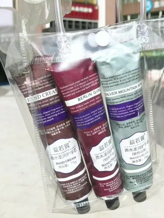 护手霜当然要选择香香的,凃完又香又嫩的小手谁不爱啊~自己都忍不住狂吸,味道真的好闻哭了#护手霜 #秋冬必备#秋天第一支护手霜 #护手霜推 #手部护理