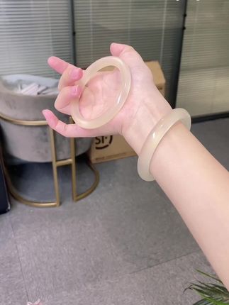 抬手间都是不经意的高级氛围感~ 阳光下绝美细闪就像腕间洒了金粉✨#小众不撞款 #香槟金手镯