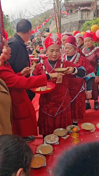 苗族婚礼习俗,进门抽奖喝酒还能拿钱,全国找不出第二个地方的还有!#少数民族婚礼 #农村结婚习俗 #苗族婚礼 #凯里 #农村婚礼现场
