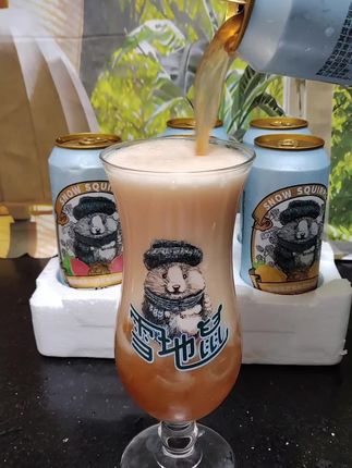 雪地鼠果味烈性啤酒出新口味啦,传说中的三罐倒,不服的来挑战! #雪地鼠果味烈性啤酒 雪地鼠出新口味了!如果你想逗一逗你不服的兄弟姐妹,或者想自己来点好喝上头快的漂亮小酒,选它就对了。它号称可爱杀手,多少人被它萌萌的外表迷惑了。你要知道白酒能喝一斤的,喝它三瓶也得断瓶,它麦芽汁浓度有21度,酒精度10°P。这俩数字的恐怖程度,懂得都懂,之前车厘子、水蜜桃、草莓都喝过了,这次的新口味是西柚、芒果和红心芭乐,喜欢清爽口感的可以试试,倒的时候就能闻到浓浓的果香和小麦香。喜欢挑战的朋友,快点去试试。#烈性啤酒#果味啤酒#酒蒙子 #啤酒爱好者
